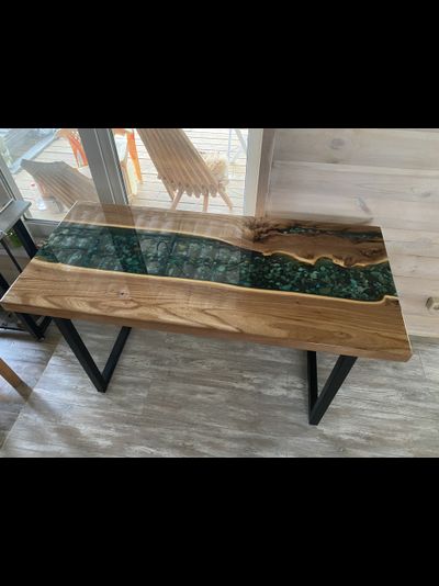 стол река из эпоксидной смолы с речным дном для студии