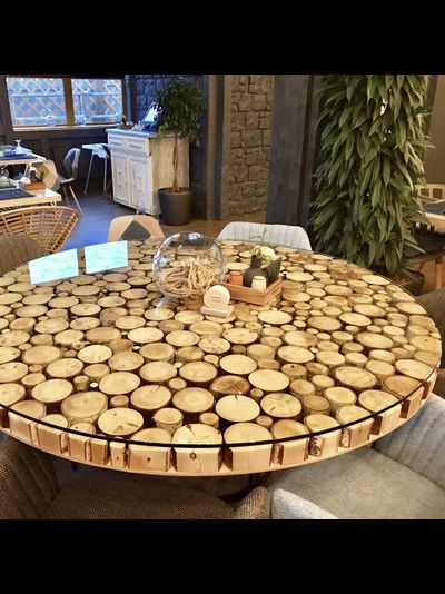 стол из спилов разных пород дерева со стеклом