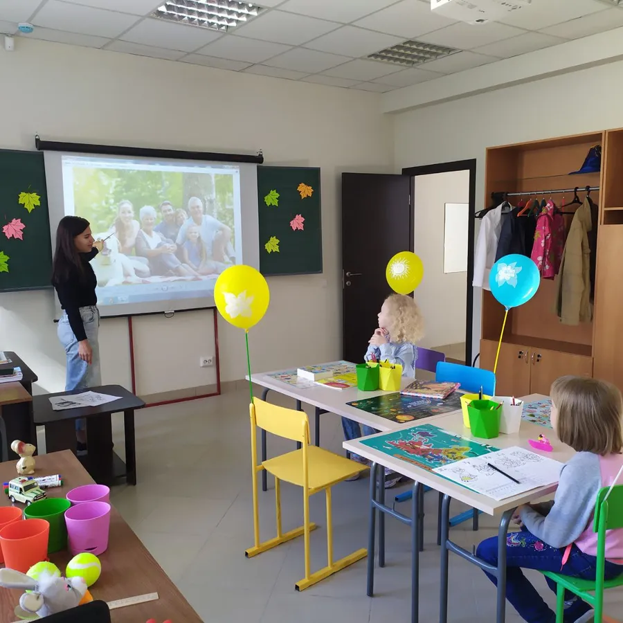 На уроке развития речи составили рассказ по картине на тему : "Моя семья"