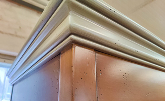 Шкаф для одежды двухстворчатый с ящиками и покраской ромбы.