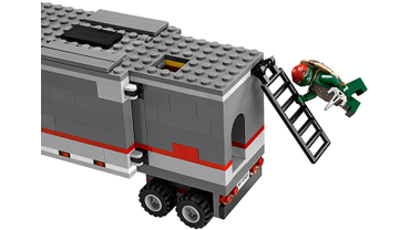 Черепашка–Ниндзя РАФАЭЛЬ пытается забраться на крышу прицепа тяжёлого грузового автомобиля (“Big Rig” Truck)  ― LEGO # 79116 «Большой Побег на Грузовике».