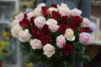 Букет из 37 красных и розовых роз