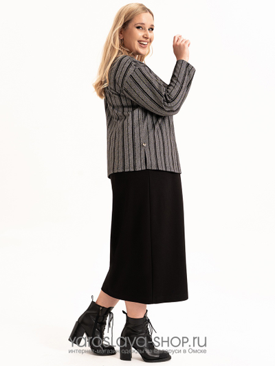 Женский трикотажный костюм с джемпером в полоску и юбкой черного цвета