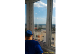 Монтаж балкона во Владимире ул.Нижняя Дуброва 13А
10 этаж. Использовали профиль Рехау Блиц с двухкамерным энергосберегающим стеклпоакетом и фурнитурой Рото. Окна ещё в защитной плёнке, В процессе установки..
