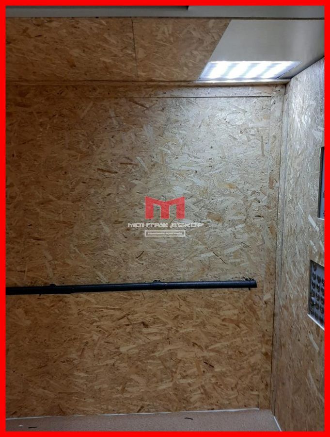 Лифт в новостройке в защитной обшивке из ОСБ