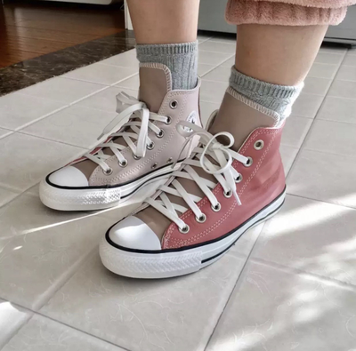 Кожаные кеды Конверс трехцветные 569700C на ногах фото