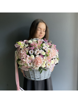 КОМПОЗИЦИЯ В КОРЗИНЕ ИЗ КУСТОВЫХ ХРИЗАНТЕМ, ГВОЗДИК И АЛЬСТРОМЕРИЙ - ( АРТ. К6)