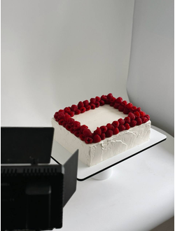 Торт с фактурным покрытием и венком ягод малины (5-8кг)