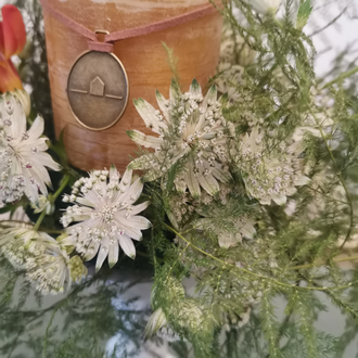 Интерьерная композиция с цветами, свеча и подсвечник в наборе