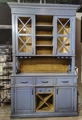 Буфет винтажный с верхней надстройкой с перекрестиями.