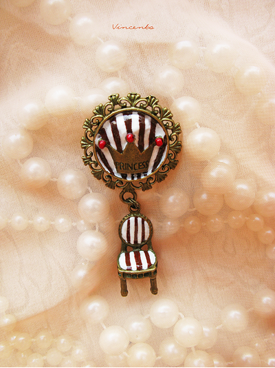 Трон для принцессы. Брошь с короной и креслом в винтажном стиле. Ручная работа