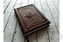 кожаный ежедневник выполнен в стиле винтажной книги