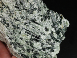 Актинолит в белом тальке, необработанный, дикий образец, Россия, Северный Кавказ, КЧР (165*68*58 мм, 615 г) №37776