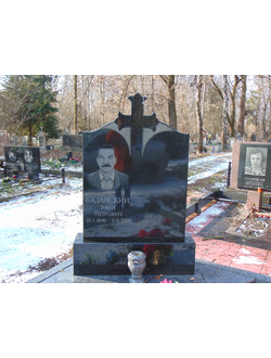 На фото двойной памятник на могилу для двоих с крестом в СПб