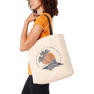 Девушка с сумкой Dakine 365 Tote 21L Island Palms