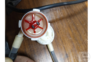 В счетчик воды попал мусор из фильтра, в результате чего его может заклинить