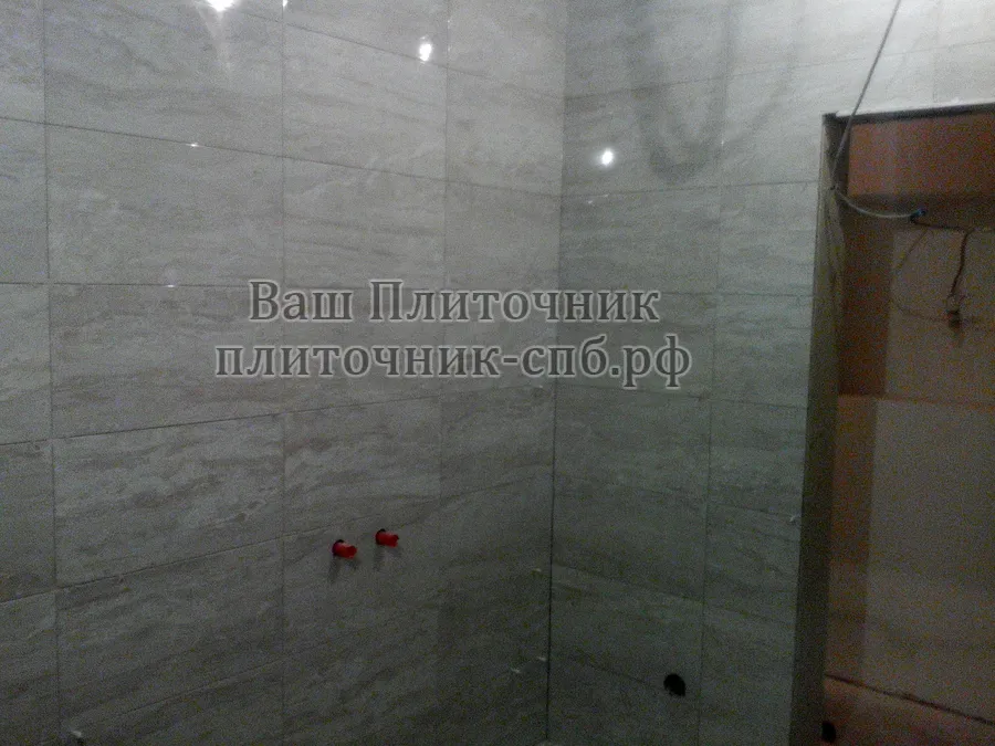 Облицовка плиткой стен и пола в ванной.