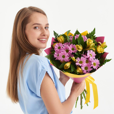 Букет из хризантем и альстромерии