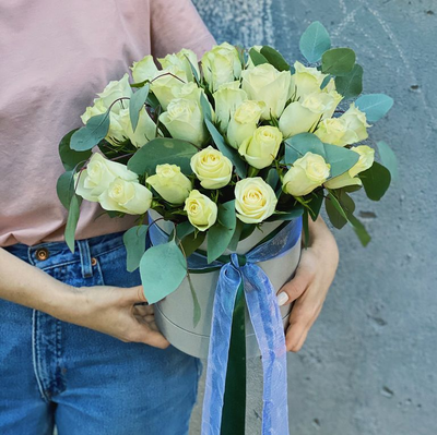 Шляпная коробка с 31 белой розой