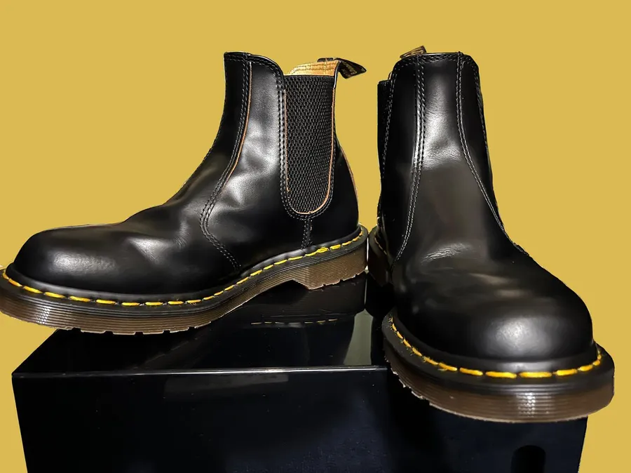 Выбери свои стильные черные ботинки DR. Martens из натуральной кожи. Ботинки дополнены яркой строчкой. Размеры от 36 до 45.