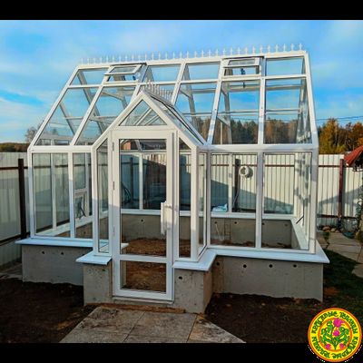 Базовая комплектация теплицы в английском стиле с холлом из стекла и алюминия ЕЛИЗАВЕТА S размером 4000 х 3000
