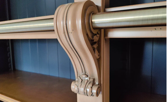 Библиотека встроенная, открытая с лестницей.