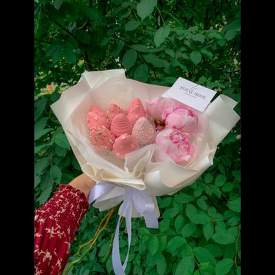 Пионы с клубникой в шоколаде