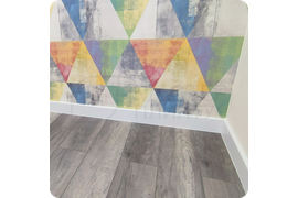 Чистота линий: процесс установки гибкого белого плинтуса Dollken Cubu Flex Life 100, создающего безупречные контуры в помещении.