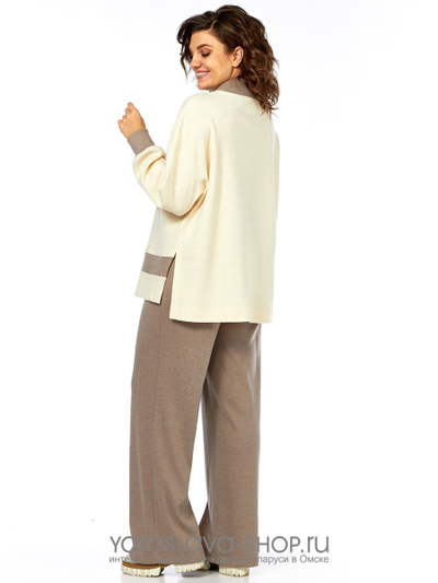 Трикотажный брючный костюм в бежевом цвете