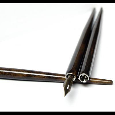 Деревянный держатель для пера (морилка, тёмный лак)