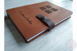Кожаный ежедневник с гравировкой рисунка, логотипа и именной надписи