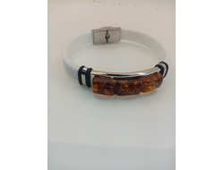 Браслет на каучуковом ремне с янтарем разных оттенков