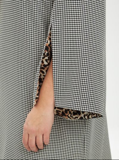 Платье-футляр с оригинальными рукавами