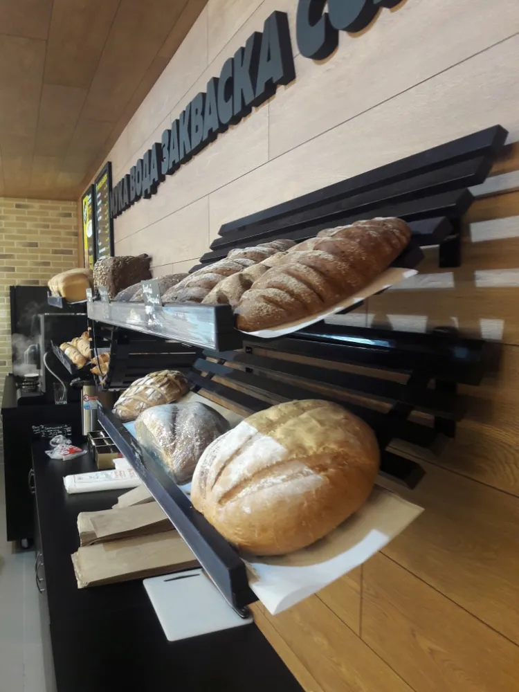 ЛДСП черный глянец, черный шагрень. Стекло 8мм клееное. Подсветка светодиодная в профиле, свет теплый 2700 К. Лотки хлебные- металл, дерево.