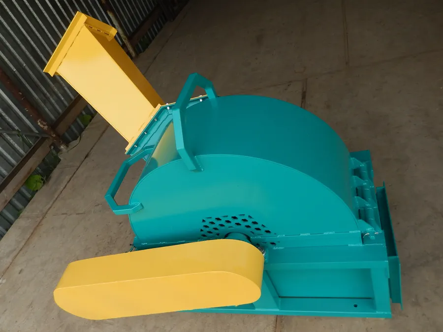 Крышка кожуха РДМ-600 оснащена двумя удобными рукоятками для ее открывания. 