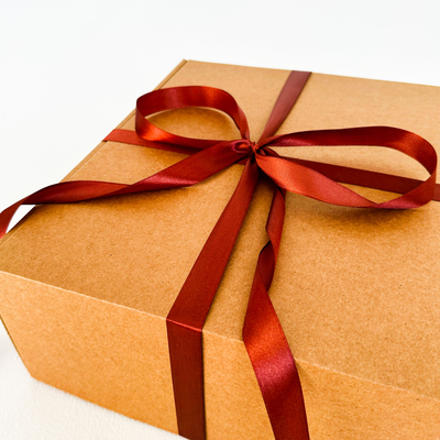 Подарочная коробка GILEV 32x32x12см с наполнителем и коричневой лентой