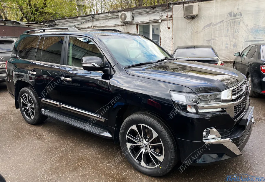 Рестайлинг Land Cruiser 200 из 2012 в 2021 Lounge