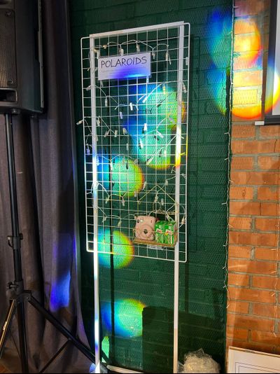 Стенд для фото с гирляндой