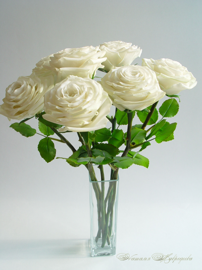 Белые розы из полимерной глины полноразмерные