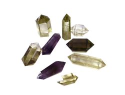 Кристаллы природных камней в ассортименте
