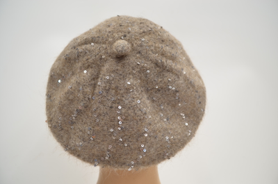 Женский берет с хвостиком