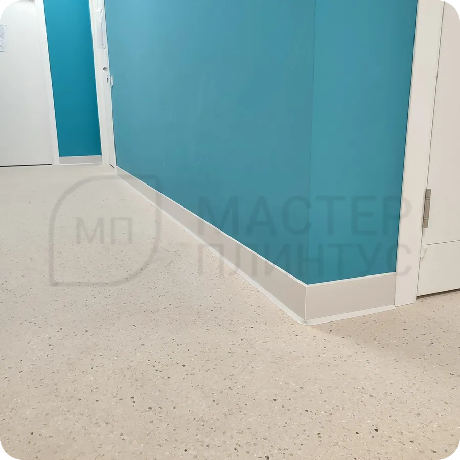 Универсальное решение: монтаж бело-серого плинтуса Dollken S100 подходит для различных стилей интерьера, от скандинавского до современного минимализма.