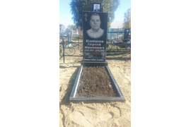 Вертикальный гранитный памятник с цветником