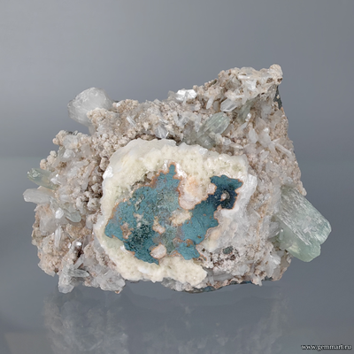 Апофиллит светло зеленый на стильбите. Индия. 85*60*40мм