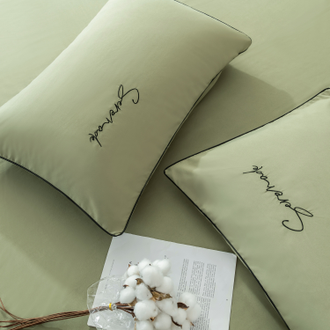 Однотонный сатин постельное белье с простыней на резинке с вышивкой цвет Оливковый (2-спальное) CHR048