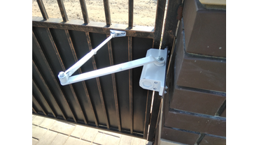 Установка доводчика с углом открытия 95 градусов.