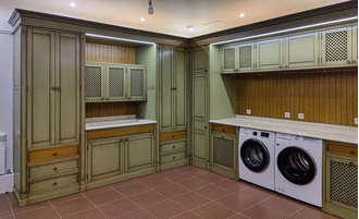 Встроенный шкафы для постирочной.