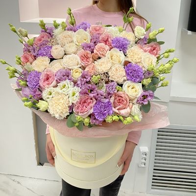 Букет в шляпной коробке микс цветов MAXI №4