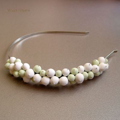 Ободок со снежноягодником.