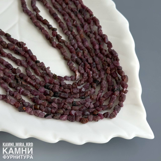 "Рубин" красный корунд дикие кусочки 4-6х3-5 мм, цена за нить 19 см
